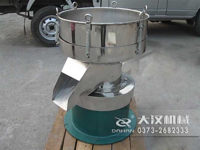 涂料振動(dòng)篩由：框體，振動(dòng)斗，出料口，振動(dòng)電機(jī)底座等部件組成