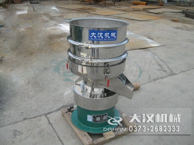 涂料過濾振動(dòng)篩：利用振動(dòng)電機(jī)的振動(dòng)力帶動(dòng)物料在篩網(wǎng)上進(jìn)行篩分，從而利用篩網(wǎng)孔徑的大小不同，完成涂料的分級，除雜等篩分目的。
