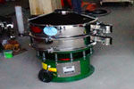 800型單層三次元振動篩，產(chǎn)量可達(dá)800kg/h。