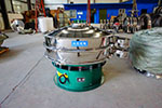 1200型三次元振動篩，產(chǎn)量可達(dá)2100kg/h。